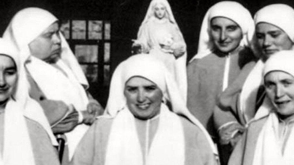 La hermana Maria Paola Muzzeddu, en el centro de la imagen, rodeada de religiosas de su congregación y bajo la Virgen.