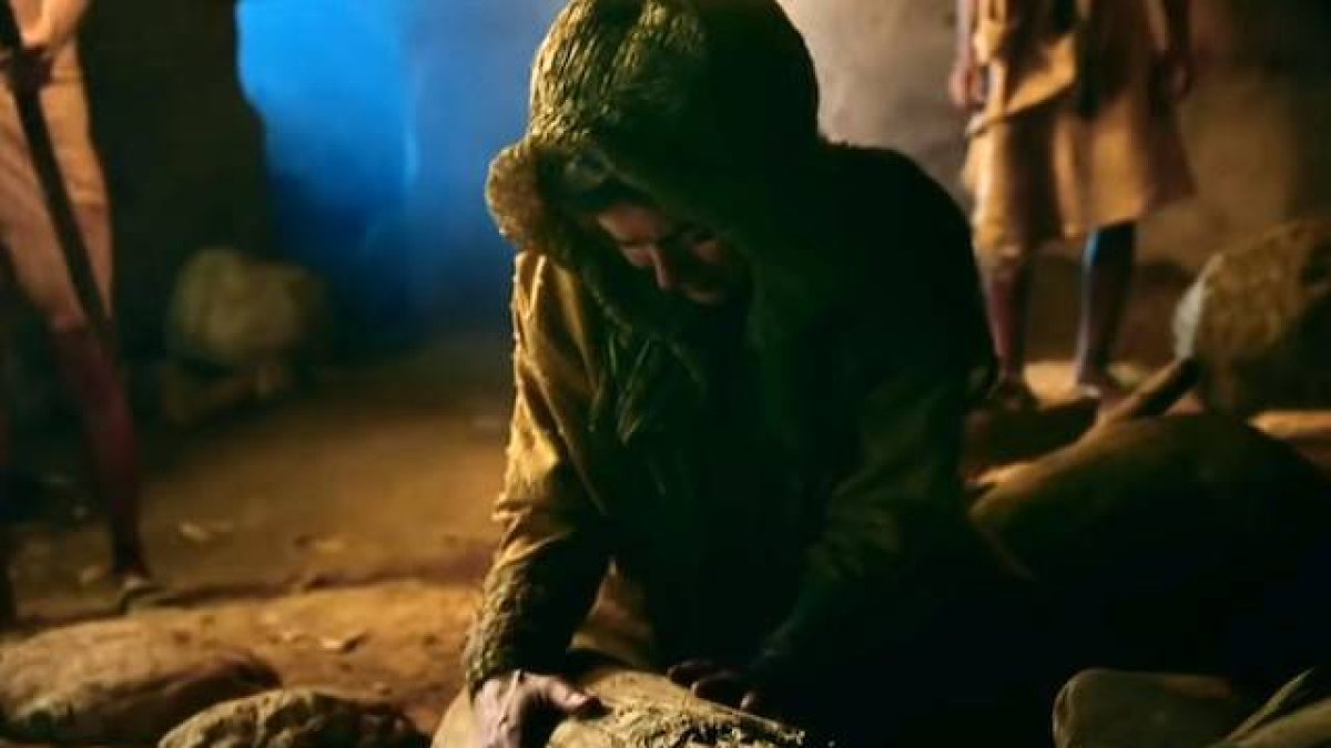 Momento en el que Santa Elena encuentra la Cruz de Cristo. Reconstrucción de la serie «Finding Jesus» de la CNN (2015).