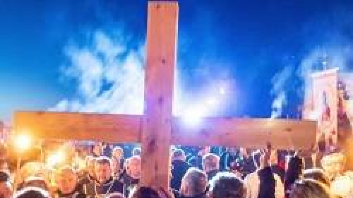 Decenas de miles de polacos salieron a la calle en todo el país para colocarse bajo el amparo de la Cruz de Cristo