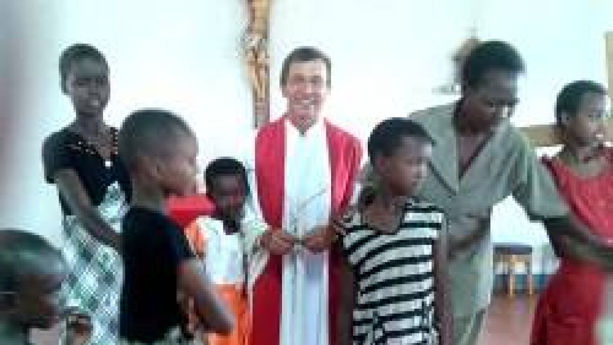 El misionero colombiano con sus feligreses de Kenia... ahora la langosta es la gran amenaza