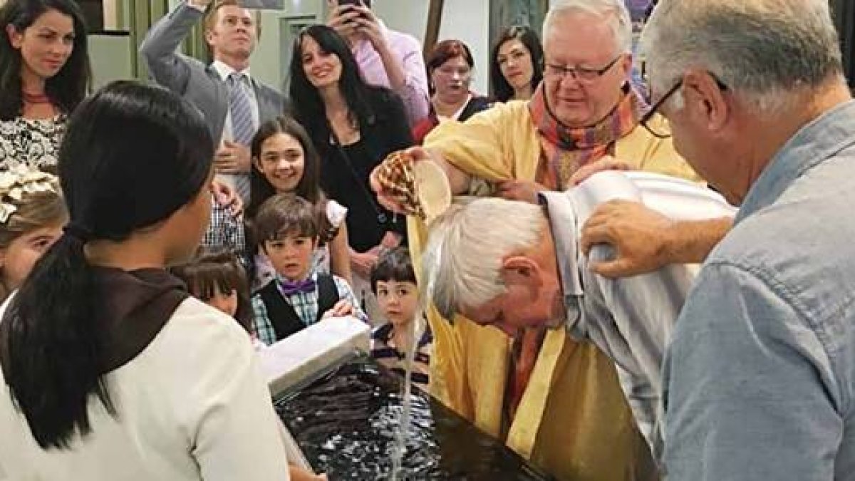 Bautismo de Len Rochford a los 71 años, rodeado de sus hijo y nietos