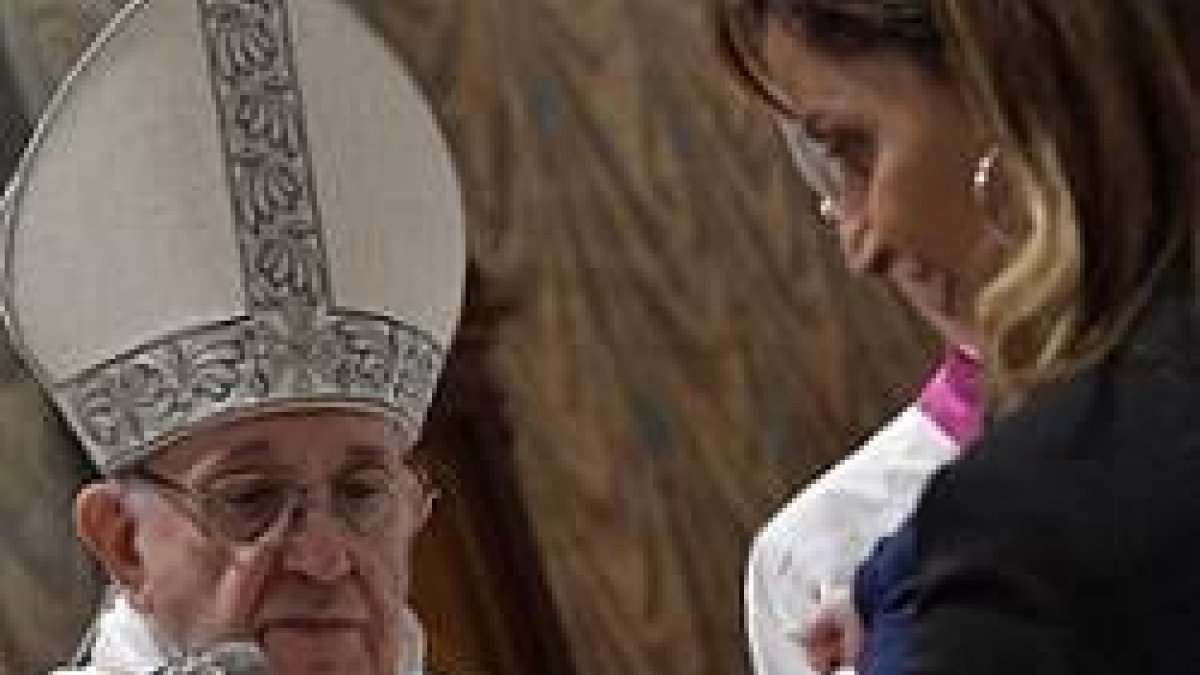 El Papa Francisco bautiza a uno de los bebés en el día del Bautismo del Señor
