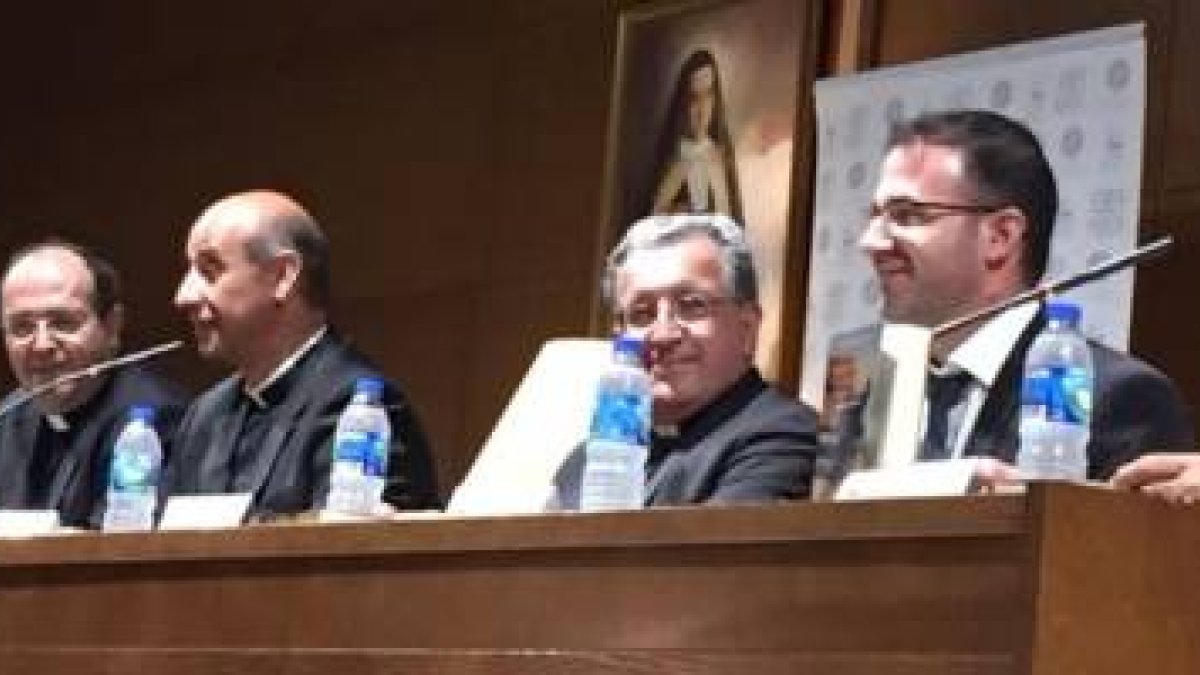 Izq. a drcha.: Jesús Pulido (BAC), Antonio María Soler (misionero e hijo del autor); Ginés G. Beltrán, obispo de Getafe; Juan Cerezo Soler (preparador de la obra), José María Soler, hijo del autor