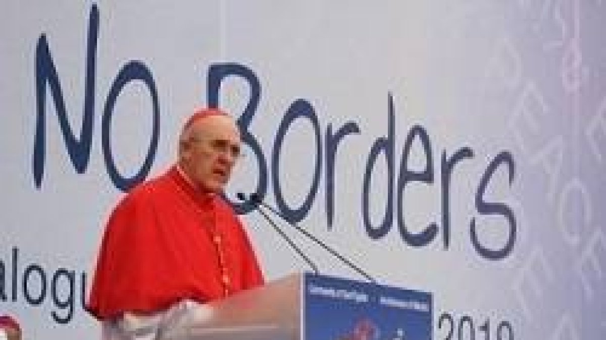 El cardenal Osoro, este martes en la explanada de la catedral de la Almudena durante la clausura de