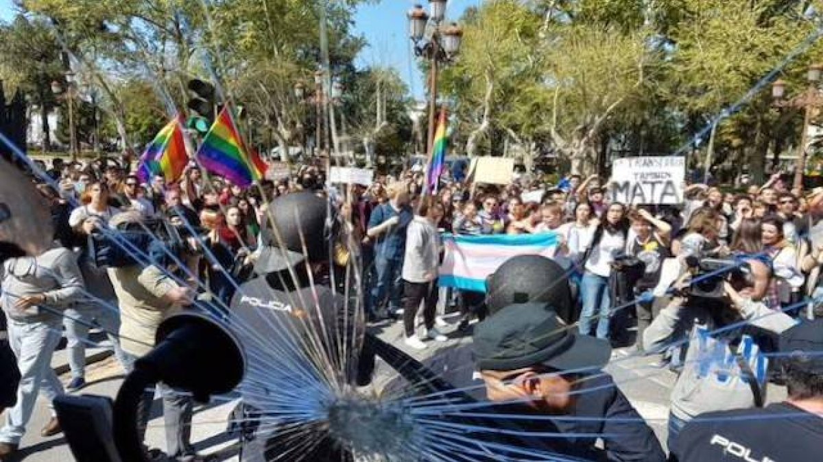 Violencia en Sevilla, en marzo de 2017, contra los ocupantes del autobús de HazteOir que denunciaba el adoctrinamiento escolar en ideología de género.