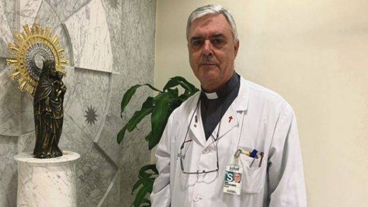 El sacerdote Miguel Sebastián, en la capilla del Hospital Miguel Servet de Zaragoza, donde es capellán