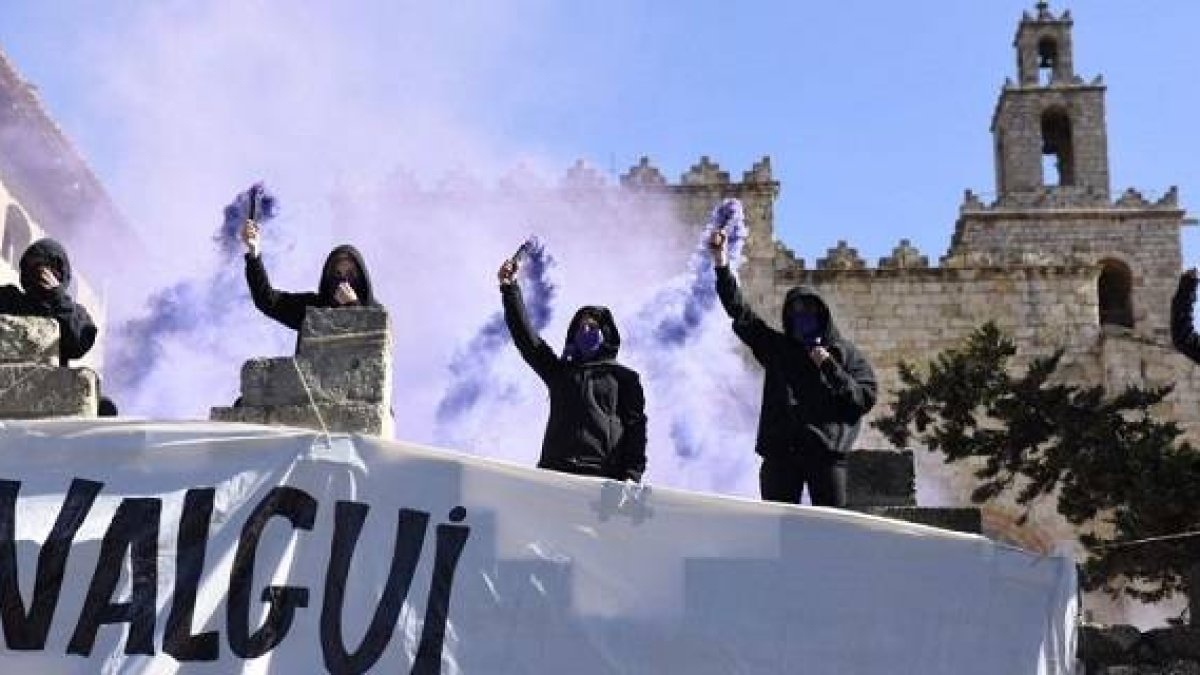 Feministas ante el Monasterio de Sant Cugat el 8 de marzo de 2020, antes de irrumplir con gritos en plena misa