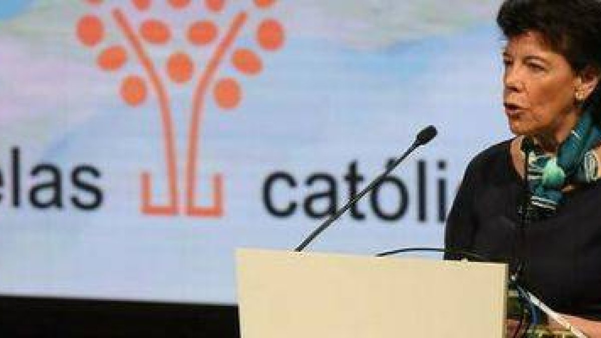 La ministra Isabel Celaá ha asombrado a los dos mil profesores y directores de Escuelas Católicas cuando ha negado la libertad de escoger centro y asignatura de religión
