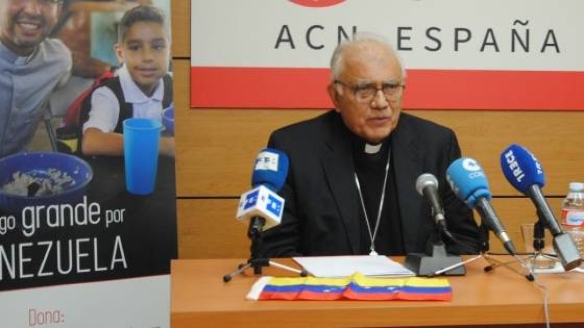 Baltazar Porras, cardenal venezolano, en la sede de Madrid de Ayuda a la Iglesia Necesitada, explica los esfuerzos de las parroquias por ayudar a multitudes