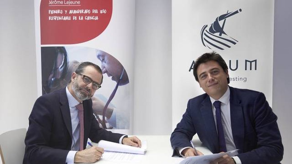 Pablo Siegrist (izquierda), de la Fundación Jérôme Lejeune, junto a Borja Barragán (derecha), fundador de Altum, en la firma del acuerdo