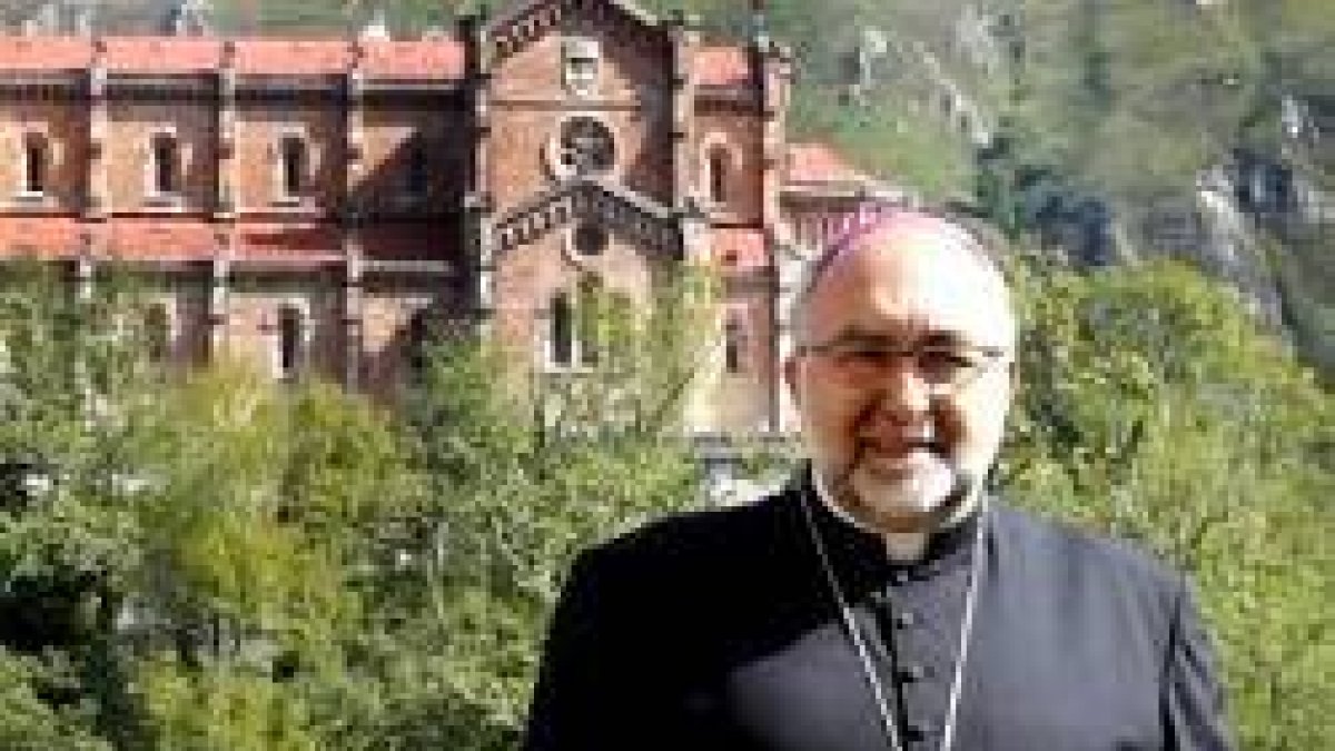 El arzobispo Sanz Montes, de Oviedo, con el santuario de Covadonga al fondo, en una foto primaveral