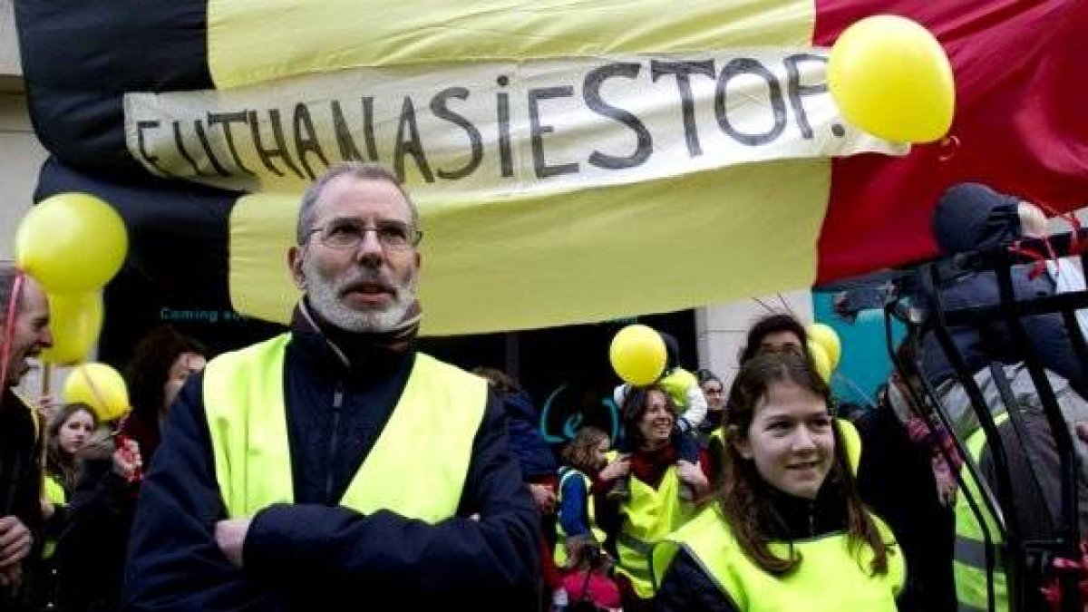Manifestación contra la eutanasia en Bélgica - se pasó de 900 a 2.700 en 10 años, y 450 ni siquiera eran enfermos terminales... pendiente resbaladiza
