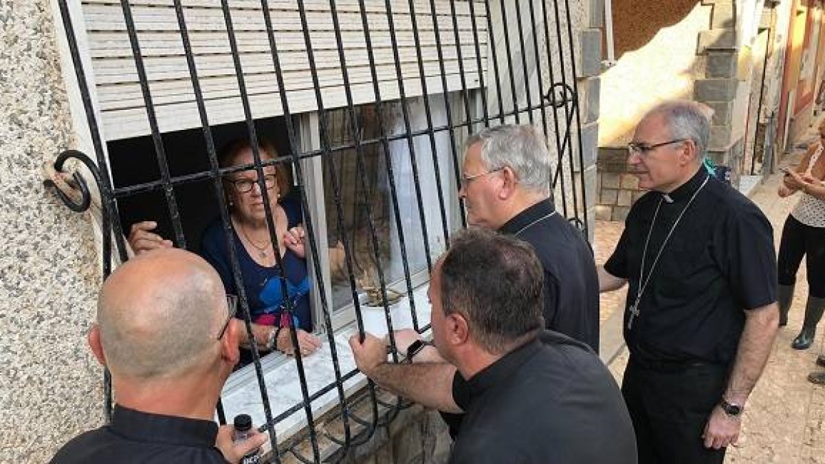 El obispo de Cartagena conversa con una de las vecinas afectadas por las riadas