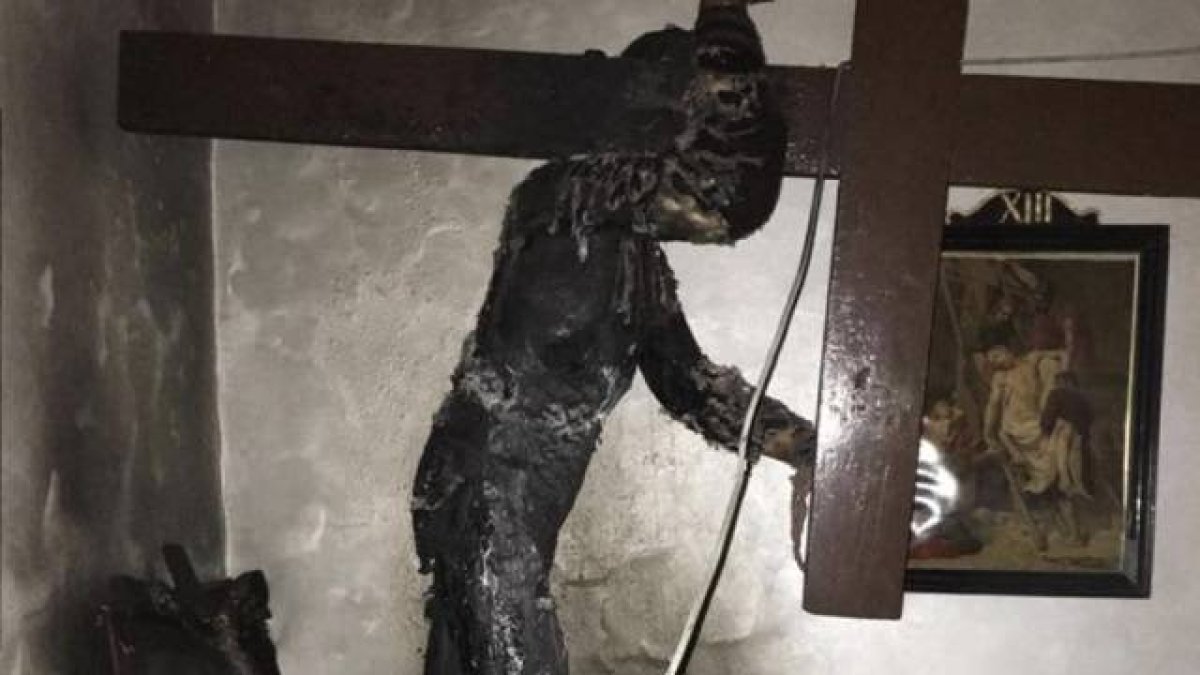 Imagen del Cristo calcinado en la ermita de Tueste, en la provincia de Zaragoza / Hoy Aragón