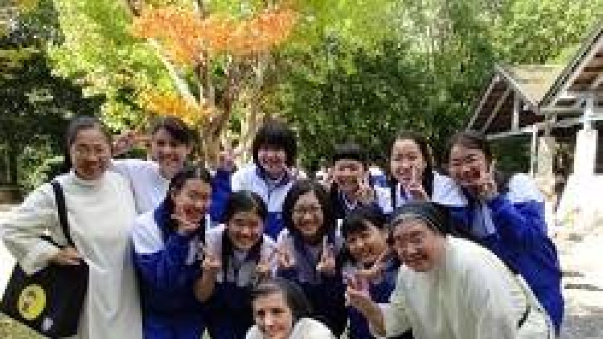 Domitiila, de rodillas, junto a otras dos hermanas dominicas y un grupo de alumnas japonesas