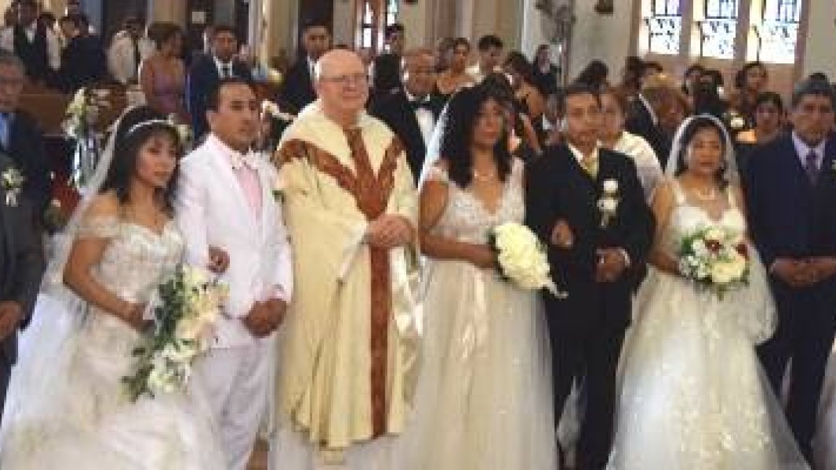 Llevaban muchos años casados por lo civil, pero ahora, ante sus hijos, nietos y sobrinos, estos 5 hermanos y sus cónyuges se unen ante Dios