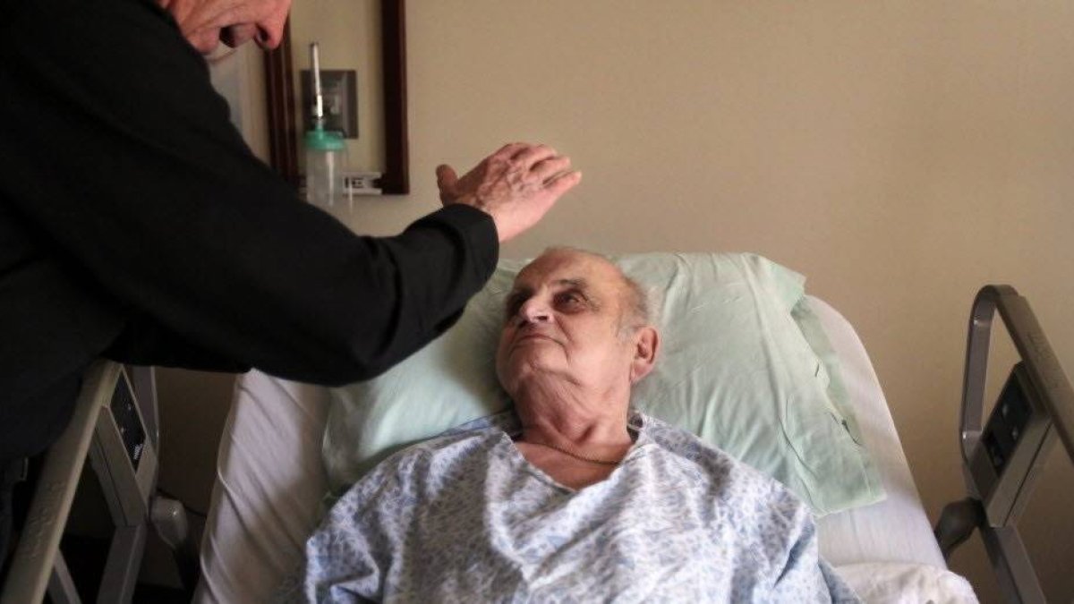 La figura de los capellanes en los hospitales es cuestionada por la izquierda española, aunque los enfermos y sus familias la aprecian