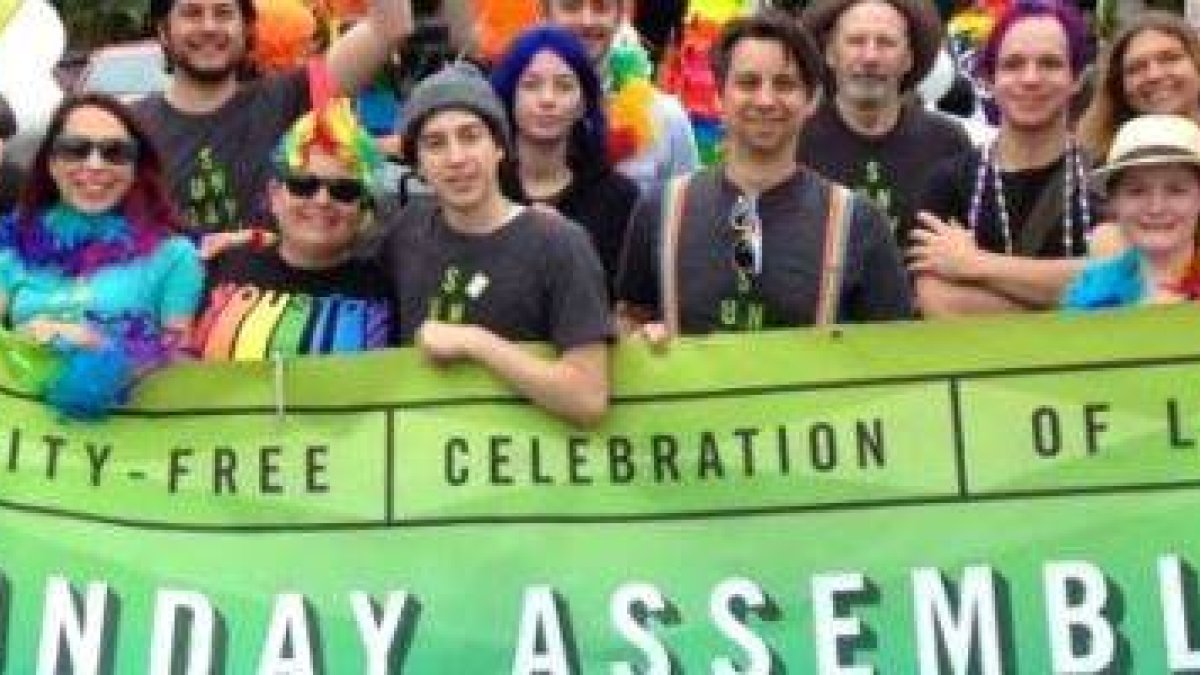 Asistentes a las Sunday Assemblies acuden a un desfile de Orgullo Gay, a ofrecer celebraciones sin divinidades
