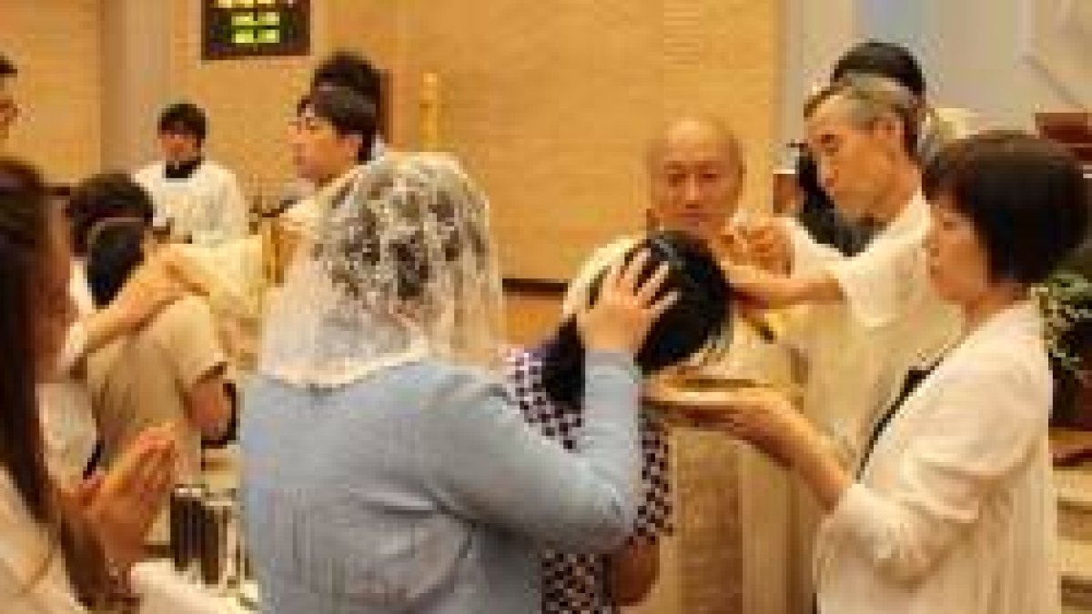 Bautizo de adultos en Corea - en esta foto es un grupo de 60 refugiados norcoreanos en Seúl