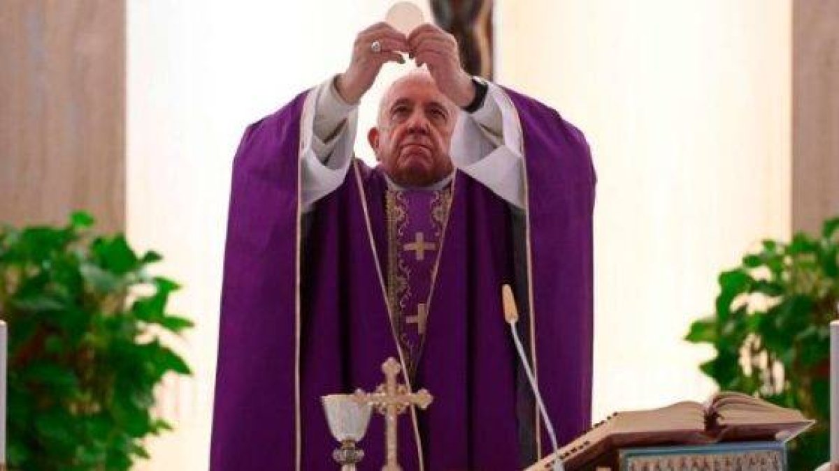 El Papa Francisco celebra la misa en la capilla de Santa Marta sin feligreses, con sólo algún acompañante y las cámaras de la televisión vaticana