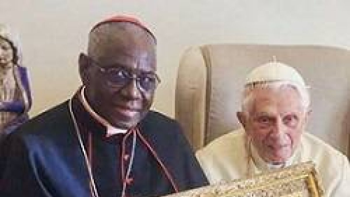 El cardenal Sarah tiene una relación fluida con Benedicto XVI y muestra las cartas del Papa emérito acerca de su libro conjunto