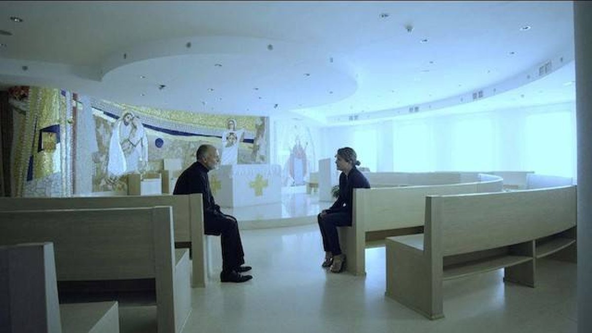 Una mujer golpeada por la tragedia y un capellán de hospital hablan en la capilla... en un mundo frío, el Corazón de Jesús aporta calor