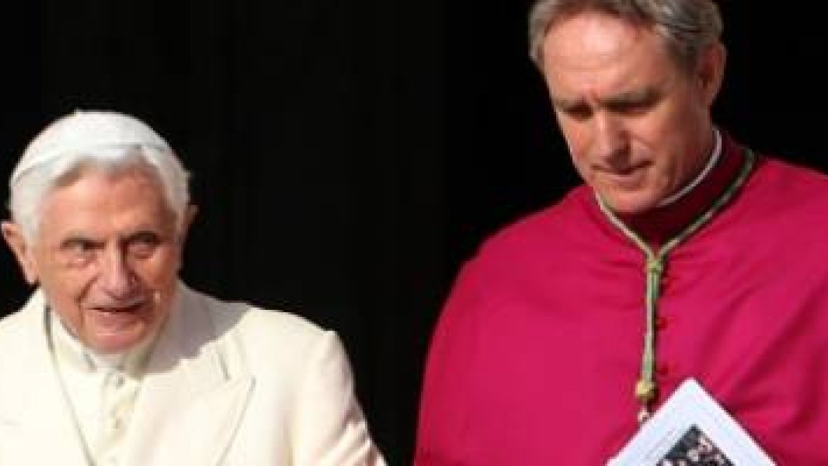Gänswein es el asistente personal del Papa Benedicto, transmite su voluntad de no figurar como co-autor sino como colaborador del libro de Sarah
