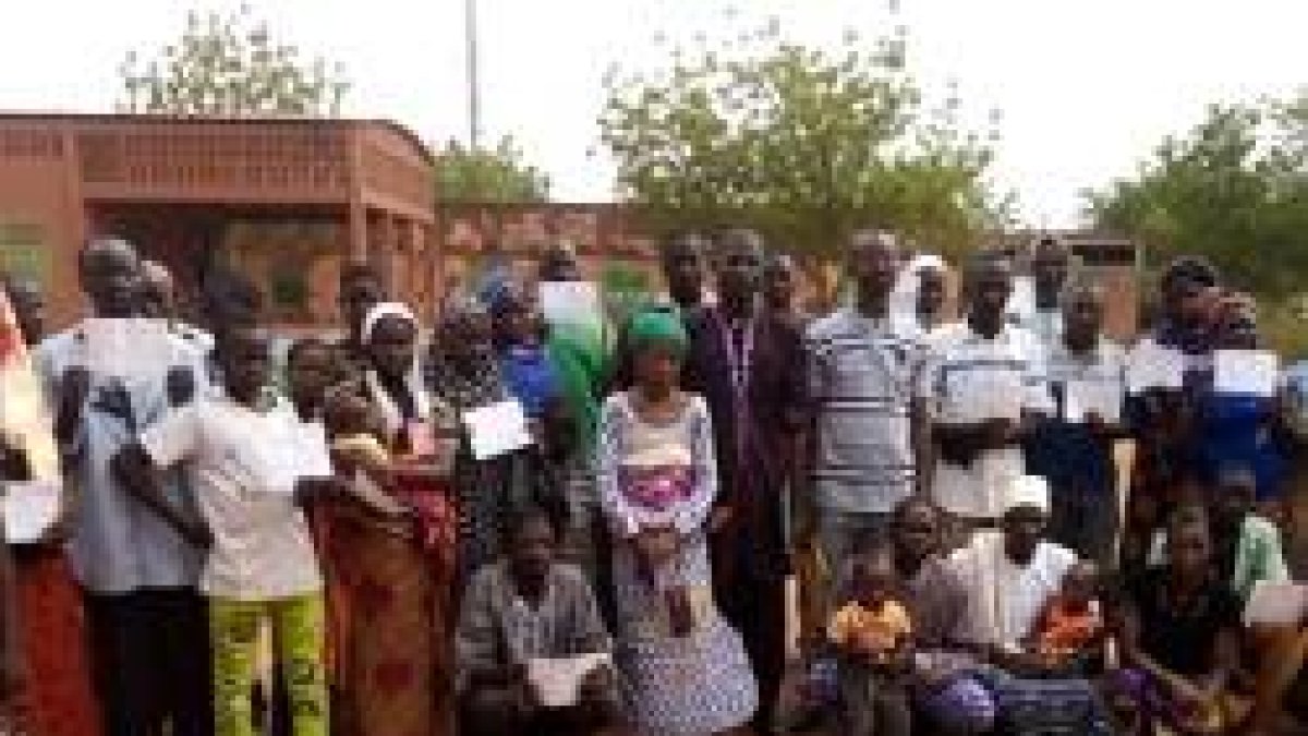 Un grupo de refugiados de las aldeas saqueadas por los yihadistas en el norte de Burkina Faso / Foto- ACN