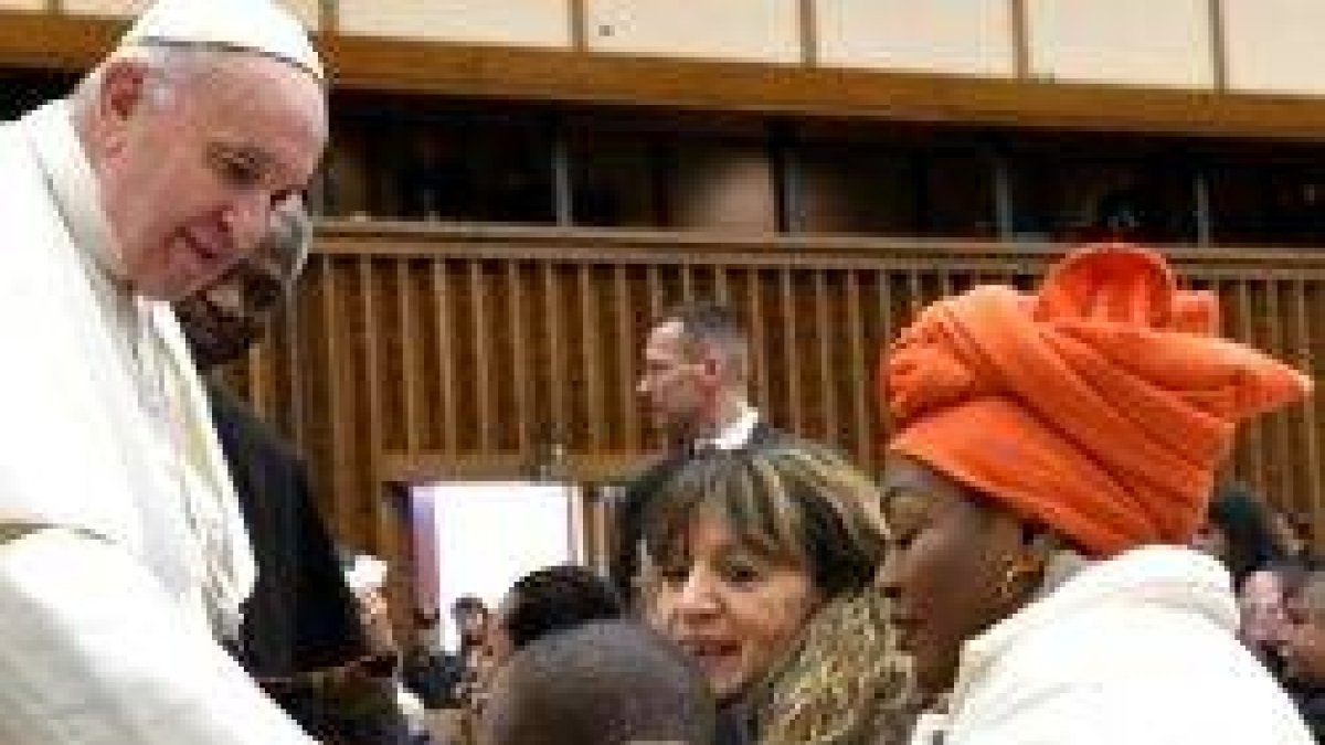 Como en cada miércoles, el Papa Francisco aprovecha la audiencia para saludar y bendecir a los peregrinos