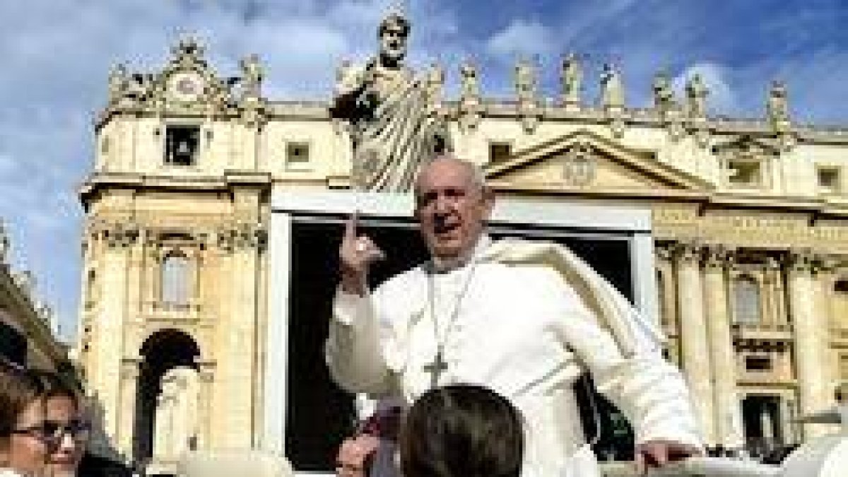 Durante el recorrido por la Plaza de San Pedro, Francisco invitó a algunos niños a subir al papamóvil.