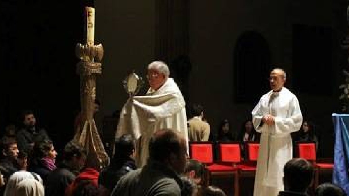 El obispo Reig Pla bendice a familias y religiosos en un encuentro de adoración de Holywins en la catedral de Alcalá