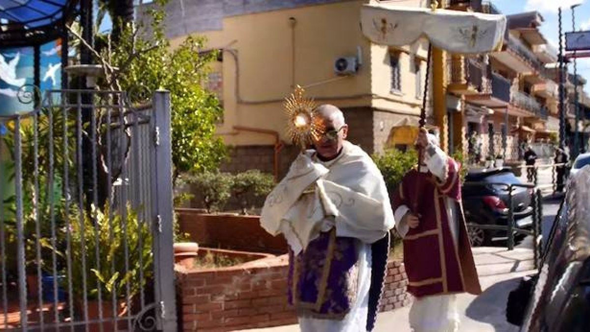 Leonardo Ricotta recorre las calles de su término parroquial bendiciéndolas con el Santísimo para protegerlas del coronavirus.
