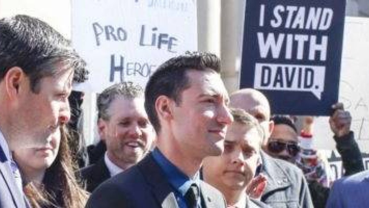 Con sus vídeos David Daleiden ha destapado un negocio espeluznante e ilegal... pero la ley en vez de premiarlo quiere asegurarse que nadie más haga lo mismo