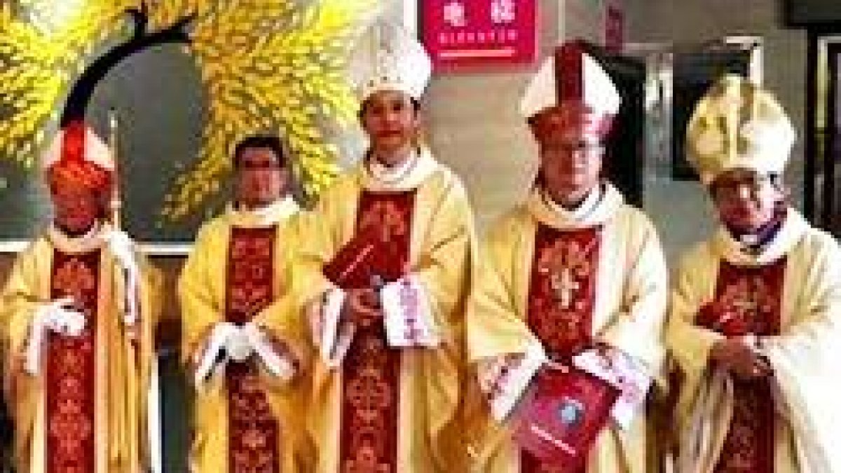 Monseñor Hongwei, en el centro de la imagen, tras su consagración episcopal.