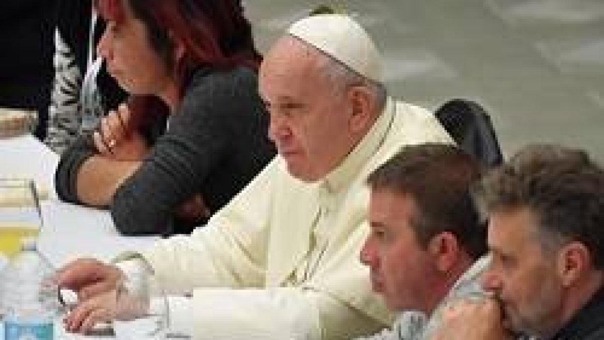 El Papa Francisco sentado a la mesa con pobres de Roma en la III Jornada Mundial de los Pobres