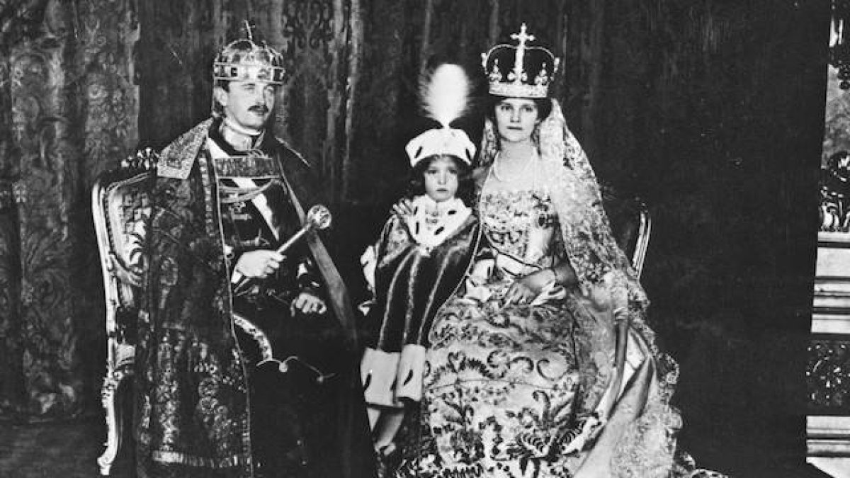 El emperador Carlos I de Austria y IV de Hungría, con su esposa Zita de Borbón-Parma y su hijo mayor, Otto de Habsburgo, quien fue parlamentario europeo entre 1979 y 1999.