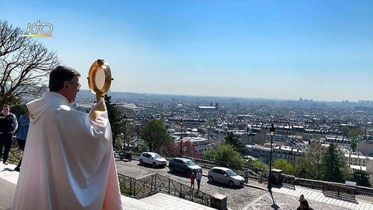 Michel Aupetit, arzobispo de París, bendice la ciudad con el Santísimo durante el confinamiento.