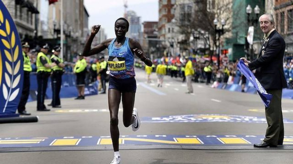 Edna Kiplagat fue campeona mundial de maratón en 2011 y 2013, plata en 2017 y aspira al oro olímpico en Tokio 2020. En la imagen, al ganar la maratón de Boston en 2017, con 37 años.