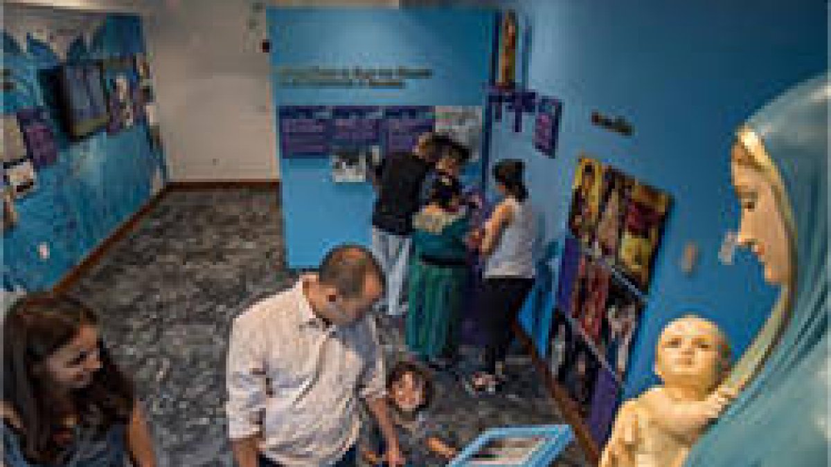 Cada una de las exhibiciones y espacios al interior del Museo invitan a rezar el Santo Rosario y a realizar oración en familia