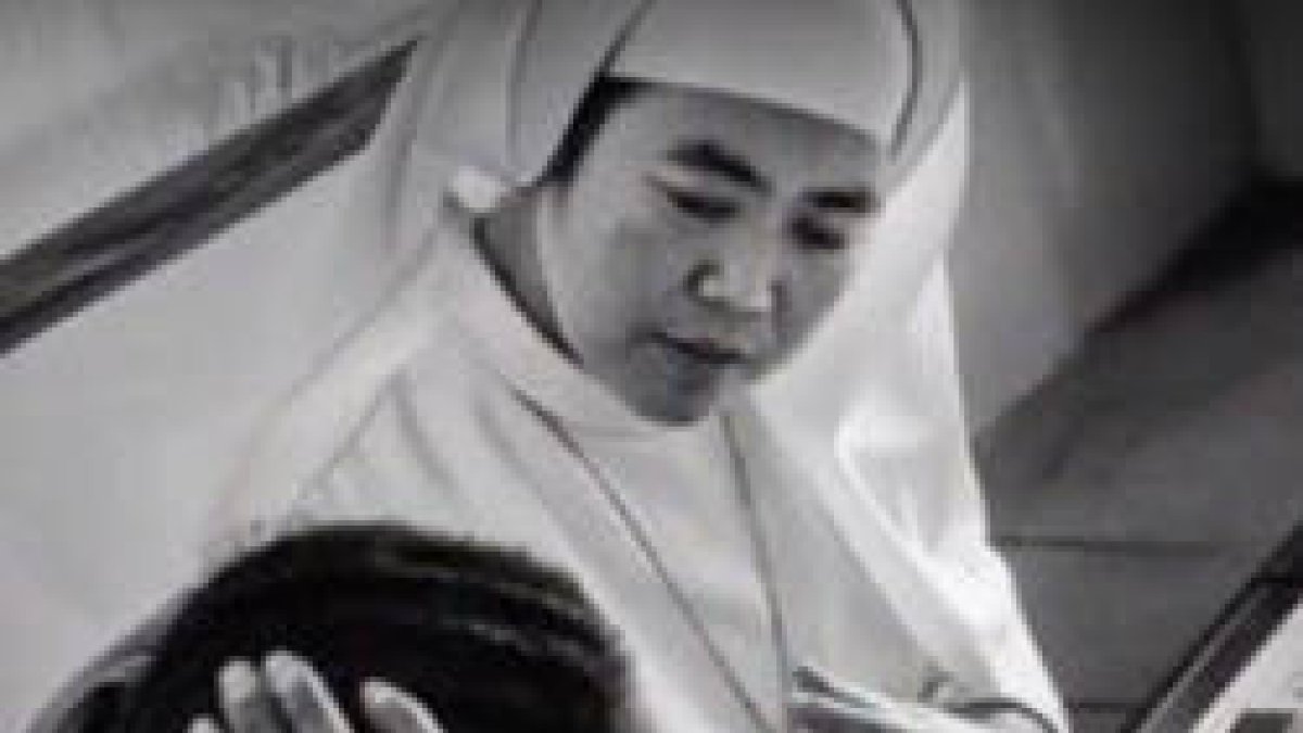 Una religiosa atienda a una mujer víctima de la trata