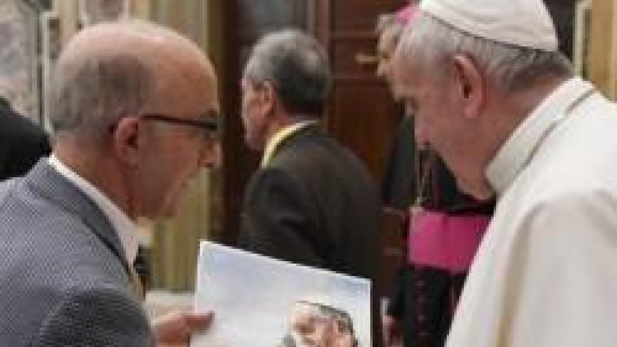 La Asociación de Trabajadores Ancianos entregó algunos regalos al Pontífice, que este martes cumple 83 años