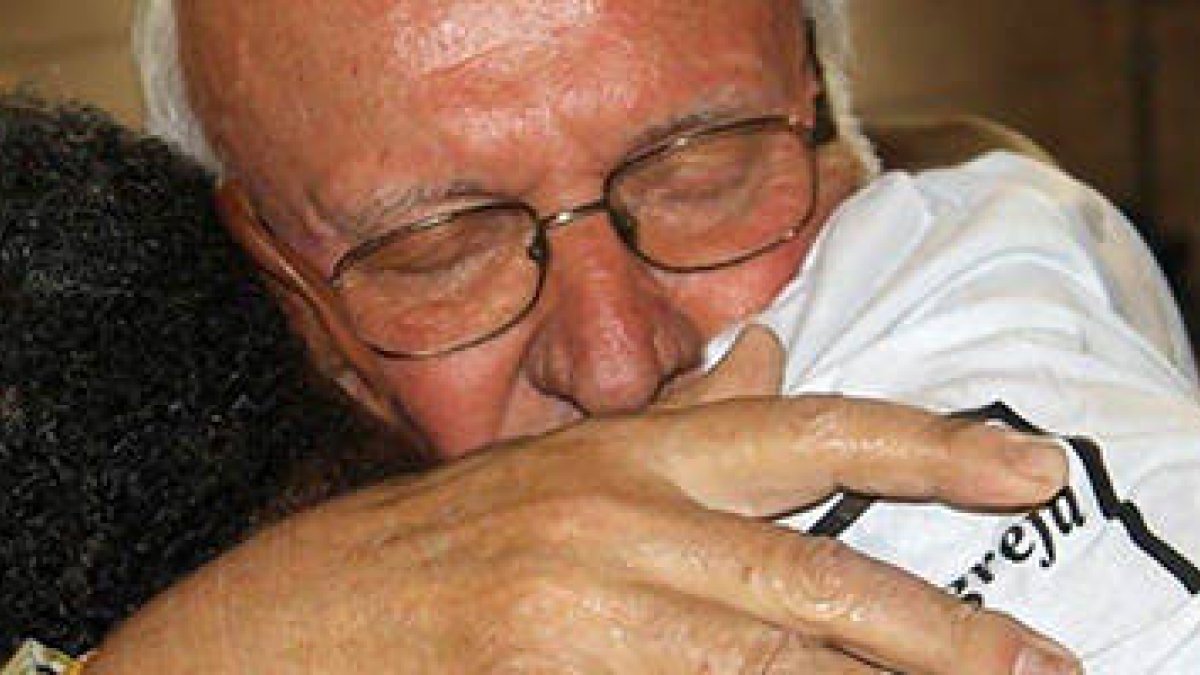 El P. Renato Chiera abraza a un 'niño de la calle' de las favelas de Brasil