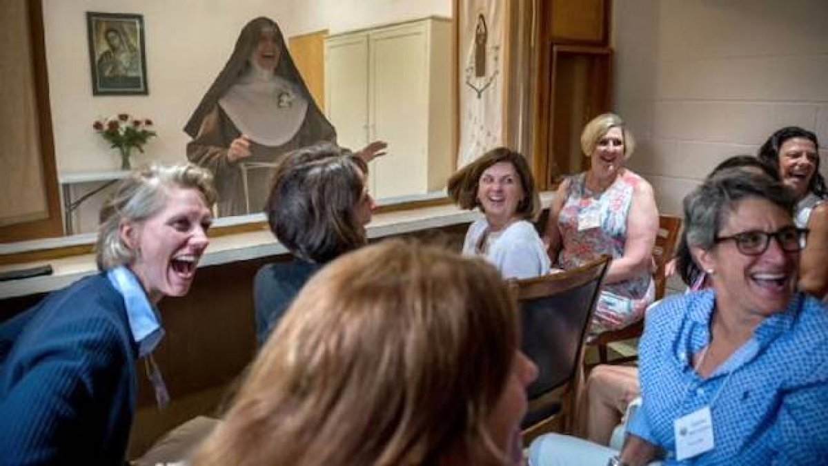 El momento del reencuentro entre Shelly Pennefather, ahora Hermana Rose Marie, y sus amigas y familiares.
