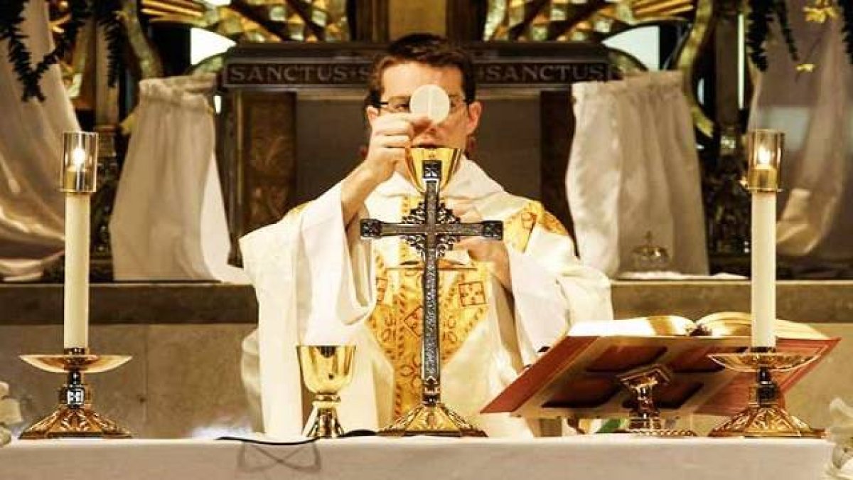 Pese a tener que permanecer en sus domicilios hay distintas formas de seguir la Eucaristía