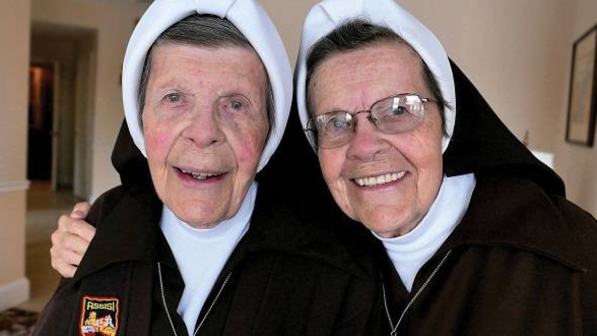 A la izquierda Mary Robert Bernet,y a la derecha su hermana gemela Clare Bernet, que nació 15 minutos antes