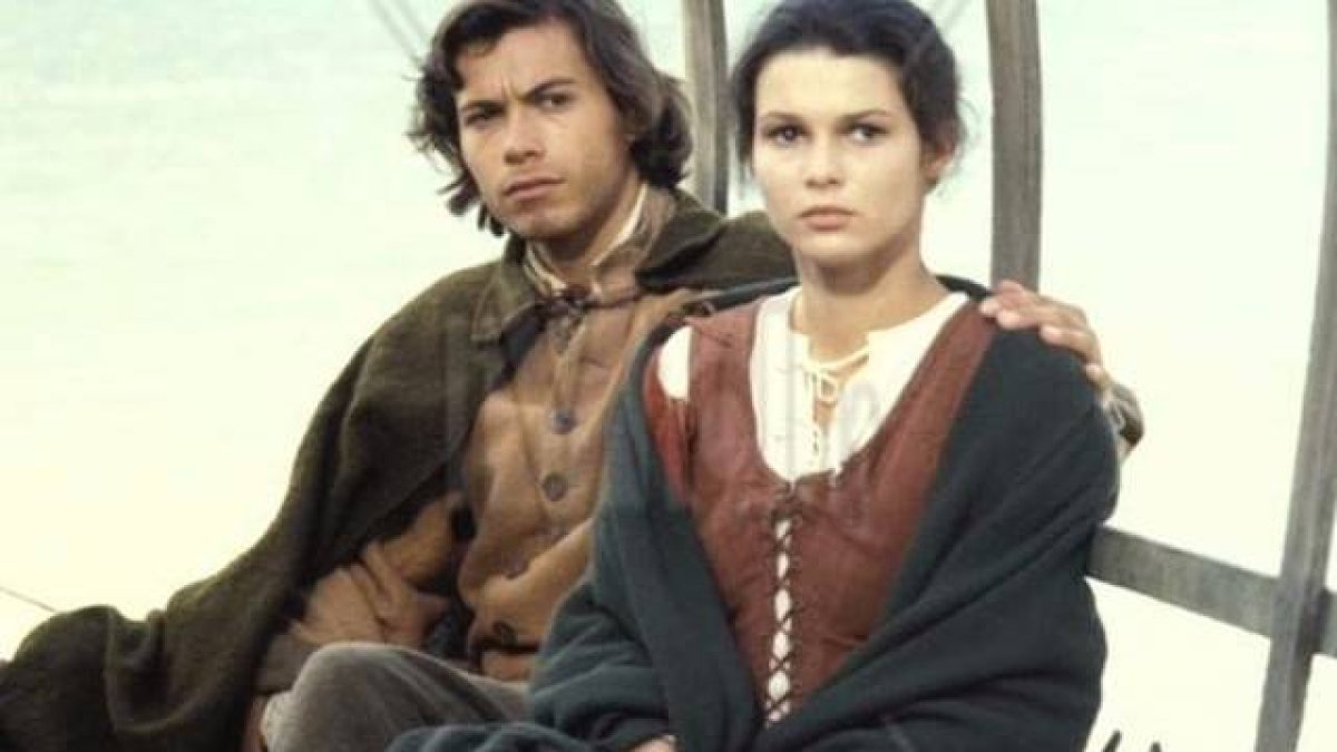 «Los novios», la historia de amor de Renzo y Lucia, es la principal obra de Alessandro Manzoni. En la imagen, Danny Quinn y Delphine Forest en la serie de Salvatore Nocita de 1989 sobre la novela.