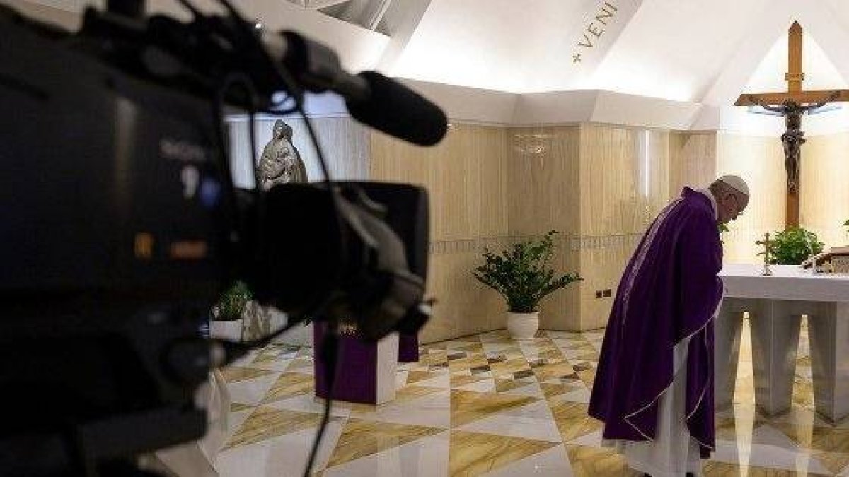 Es la quinta misa que celebra el Papa sin feligreses, en la capilla de la Casa Santa Marta, sólo con las cámaras y algún colaborador