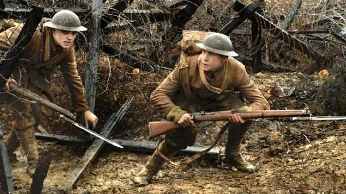 Dean-Charles Chapman (izquierda de la imagen) y George MacKay protagonizan «1917».