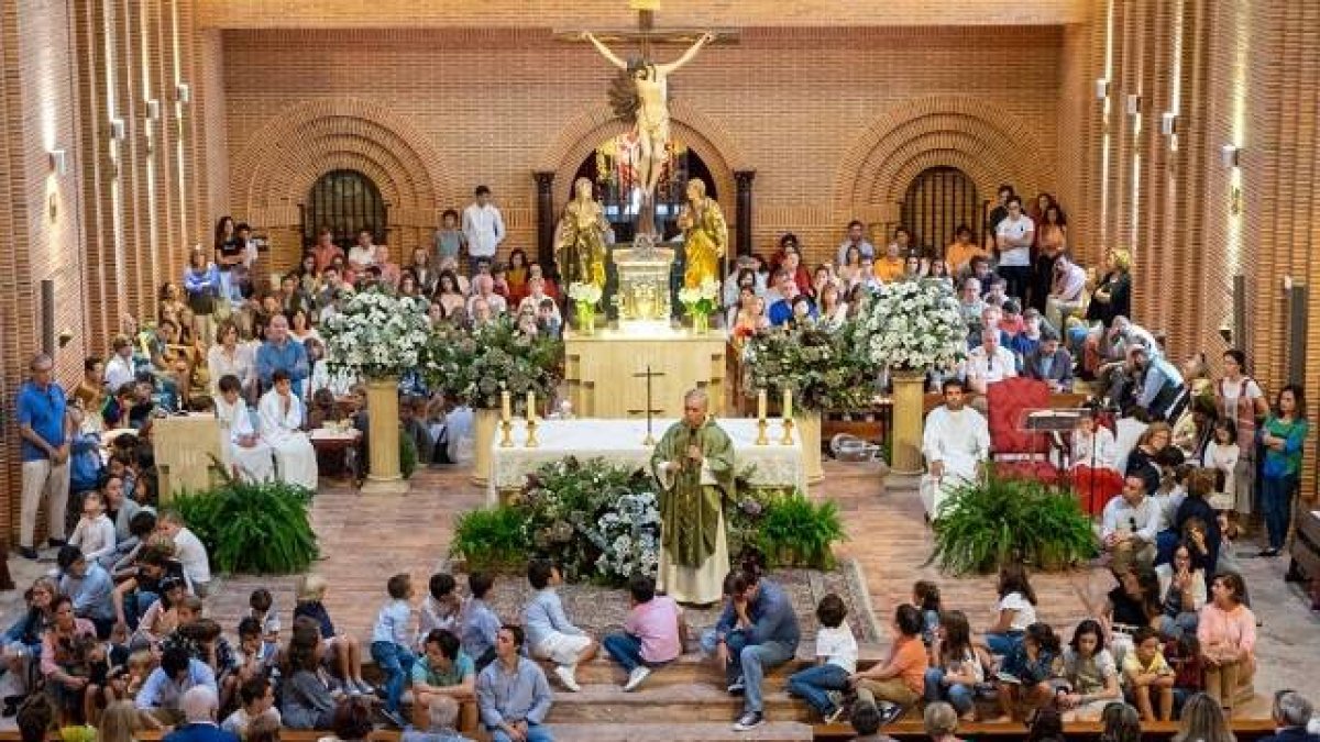 Las misas de domingo en Caná siempre están abarrotadas, como en esta celebrada por el párroco Jesús Higueras / Fotos- David Expósito (El País)