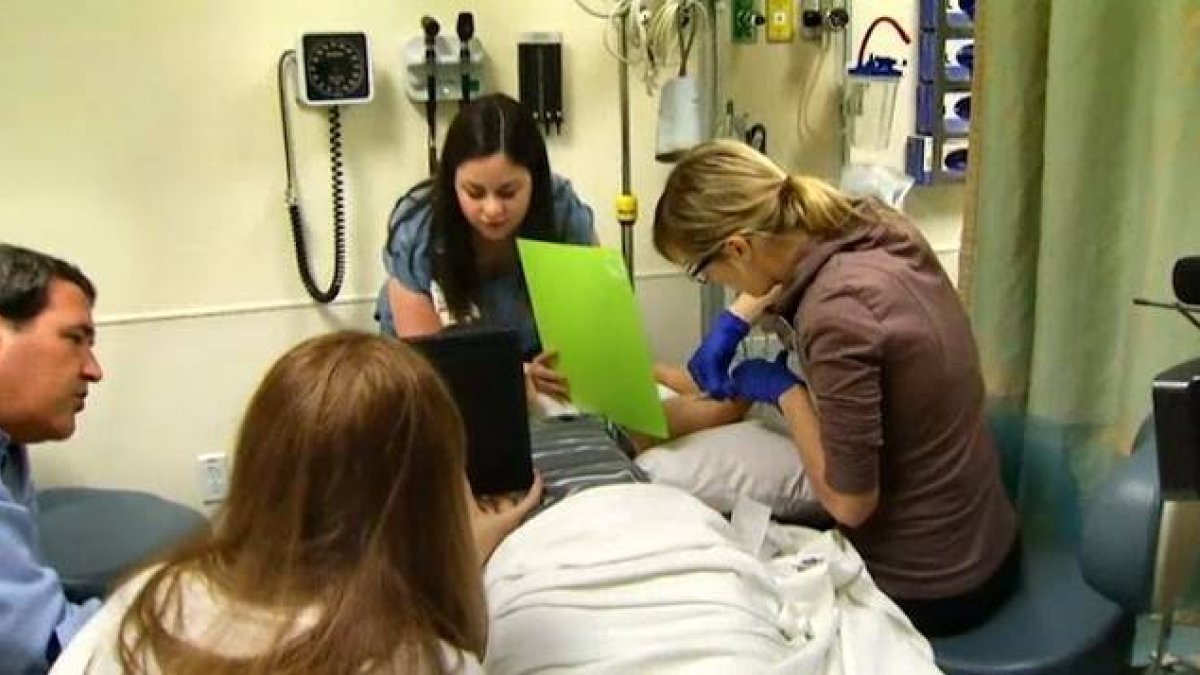 Implantación de un bloqueador de la pubertad en una niña biológica de 12 años, en 2017, en un hospital californiano. Imagen: vídeo NBC Bay Area.